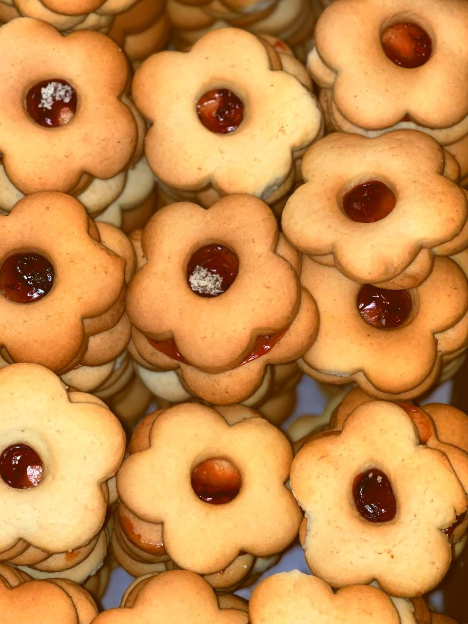 Cookies with strawberry jam - flower